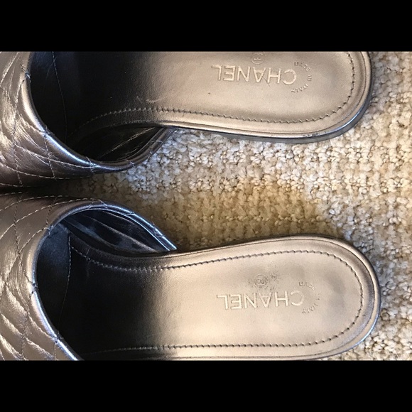 CHANEL GREY METALLIC MULES - Picture 6 of 7